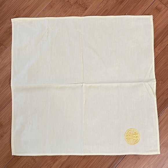 Linen napkin set. NWOT. Comes with 6 napkins. - Picture 2 of 4